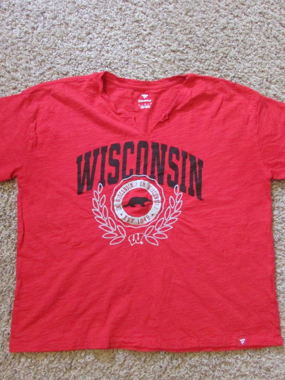 Fanatics Wisconsin Badgers Large Red White T-shirt VNeck Embellished Like New